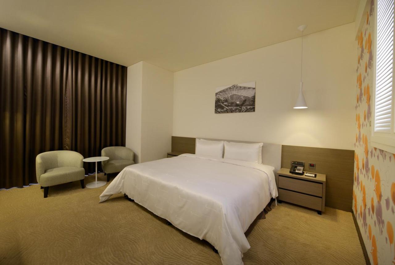 Golden Tulip Glory Fine Hotel Tainan Extérieur photo