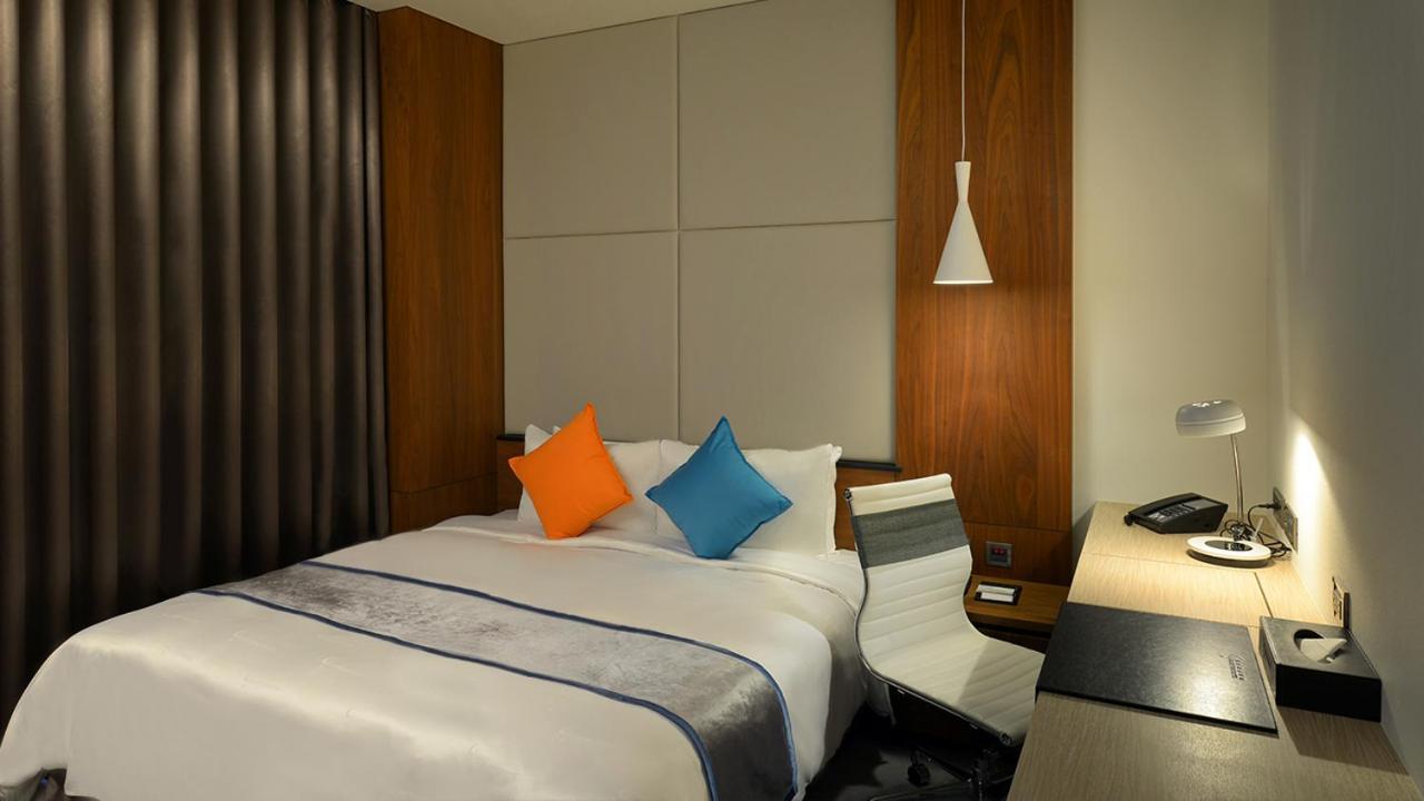 Golden Tulip Glory Fine Hotel Tainan Extérieur photo